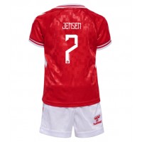 Maglia Calcio Danimarca Mathias Jensen #7 Prima Divisa Bambino Europei 2024 Manica Corta (+ pantaloncini)